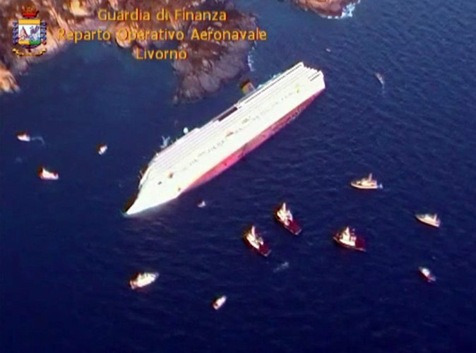 Pasażerowie powiedzieli włoskim mediom, że w czasie kolacji usłyszeli hałas, po którym zgasło światło. Początkowo wyjaśniano, że to awaria prądu. Ale następnie statek przechylił się, ludzie zaś wystraszyli się widząc, że talerze spadają ze stołów