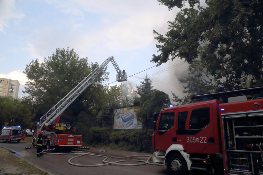 Pożar na Stegnach. Ciemny dym spowił okolicę