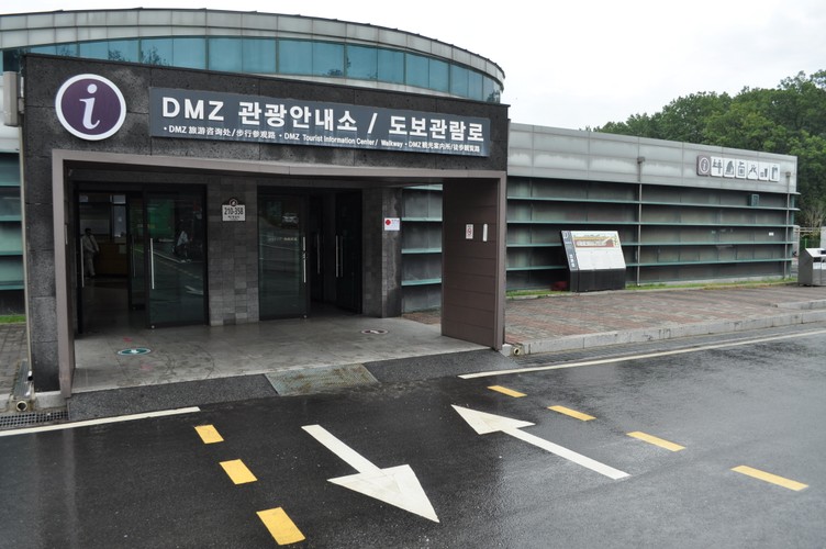 Nie ma wzoru, który pomagałby określić dokładną datę upadku dyktatur. Znacznie ułatwiłoby to zadanie dyplomatów,  nie trzeba by negocjacyjnych maratonów i nerwowych komunikatów. Nie padałyby strzały ostrzegawcze, bo i tak wiadomo byłoby, że dni danego reżimu są policzone. Być może tak jest też i w przypadku Pjongjangu, ale jak na razie pozostaje jedynie gra w domyślanie się dalszego rozwoju wypadków.
Północ nie była jeszcze tak izolowana,  jak dotychczas. Znany jest juz powód,  dla którego młody Kim Dzong Un nie pojawił się na defiladzie w Pekinie 3 września. Pjongjang żądał bowiem kategorycznie, by Un był witamy z honorami i cały czas traktowany jak równorzędnych partner Chin. Na trybunie honorowej miał stać ramię w ramię z Xi Jinpingiem. Pekin równie stanowczo odmówił i dał do zrozumienia, że miejsce dla północnokoreańskiego przywódcy znajdzie się w ostatnim rzędzie. Z tego powodu ranga delegacji została obniżona do poziomu Choe Ryong-hae, sekretarza partii i przewodniczącego Państwowej Komisji Kultury Fizycznej i Sportu.