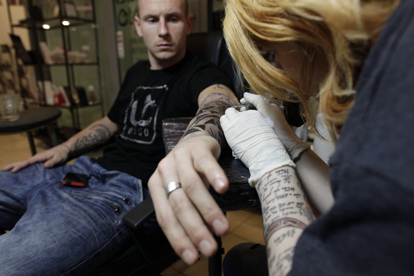 Mateusz Bąk to miłośnik tatuaży
