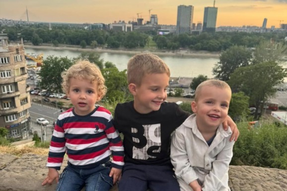 (FOTO) ISAIJA, ŽELJKO I KRSTAN NA KALEMEGDANU Veljko Ražnatović prošetao Beogradom sa sinovima, Anastasija prva reagovala: "Najlepši dečaci"