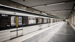 A metró alá esett egy ember a Deák téri állomáson