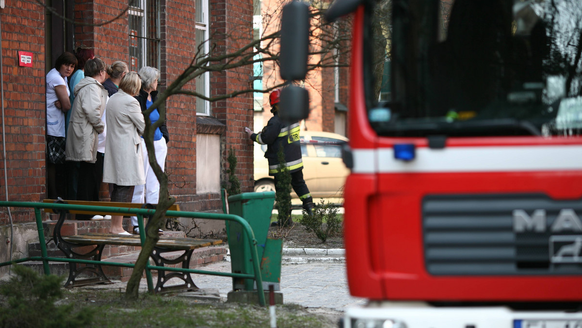 Jedenaście jednostek straży dogasza pożar, który w szpitalu powiatowym w Kole. Ewakuowano pacjentów, nikt nie ucierpiał. Zapaliło się poddasze nad oddziałem dziecięcym - poinformował portal konin24.info rzecznik kolskich strażaków, Krzysztof Żurawik.