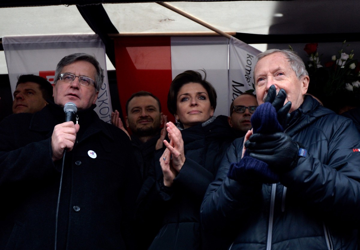 Bronisław Komorowski na wiecu przed TK