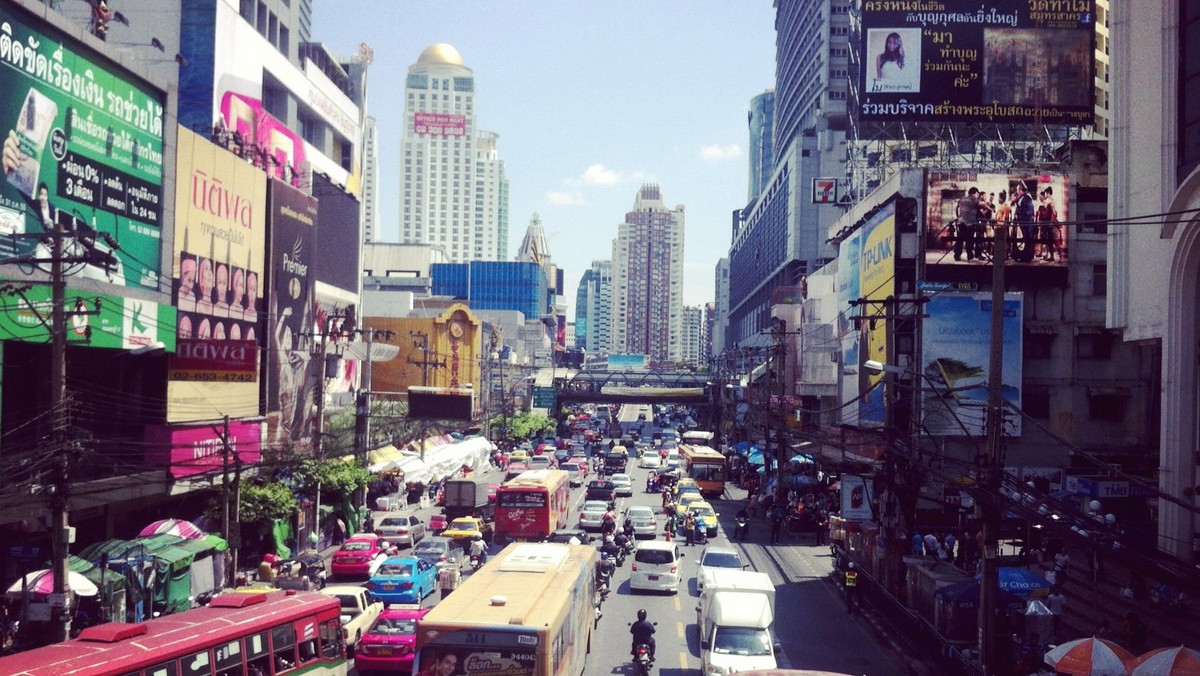 Bangkok to miasto pełne cudownych niespodzianek, zapachów budzących apetyt, odrzucającego na kilometr brudu, przyjaznych Tajów i irytujących sprzedawców. To miasto pełne zagadek, magii i… oszustów. To raj dla naciągaczy – naciągaczy tak doskonałych, że nawet doświadczony turysta daje się nabrać.