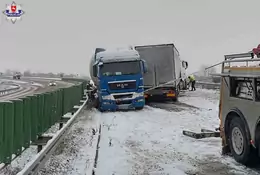 Kierowca tira najechał na inną ciężarówkę. Autobus wypadł z drogi. Trudne warunki na drogach