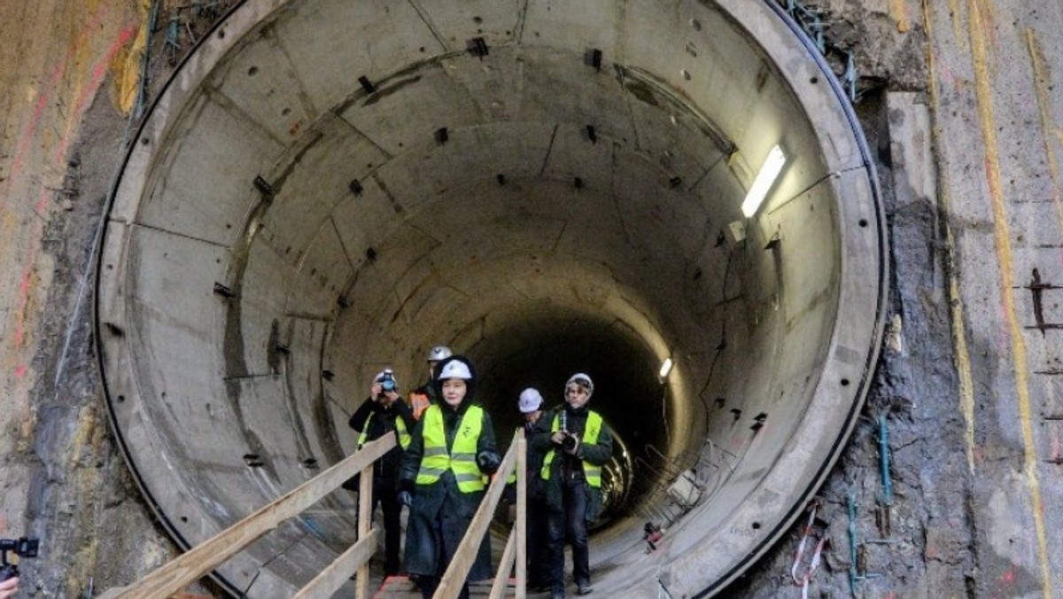 Największą tegoroczną inwestycją w Warszawie będzie kontynuacja rozbudowy II linii metra. Poza tym modernizowane będą trasy tramwajowe, ulice i chodniki. Powstaną nowe drogi rowerowe, a kilkadziesiąt nieutwardzonych jezdni zyska nową nawierzchnię. Sprawdź, jakie inwestycje i remonty zaplanowało miasto w tym roku.