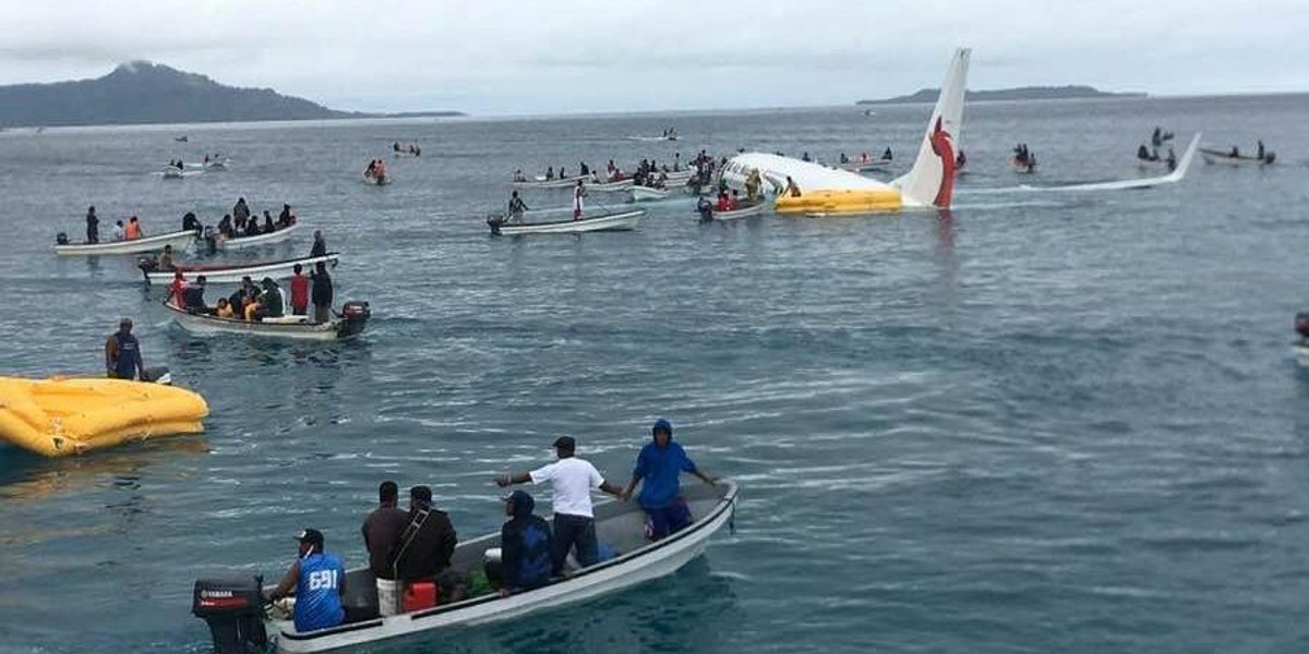 Awaryjne lądowanie Boeinga 737 na na Pacyfiku. Samolot zaczął tonąć