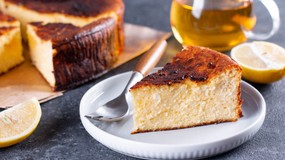 Sernik na Wielkanoc. Kremowy, równy i bez pęknięć