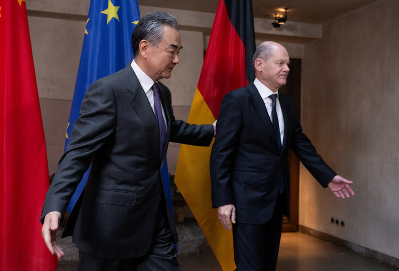 Kanclerz Niemiec Olaf Scholz i dyrektor Biura Centralnej Komisji Spraw Zagranicznych Chin Wang Yi na Monachijskiej Konferencji Bezpieczeństwa, 17 lutego 2024 r.