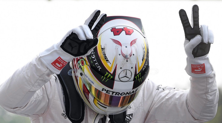 Hamilton pályafutása 56. pole pozícióját szerezte szombaton /Fotó: MTI/EPA/Daniel Dal Zennaro