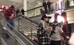 Tego się nie spodziewał... Przeciwnik Donalda Trumpa brutalnie zaatakowany w trakcie protestu