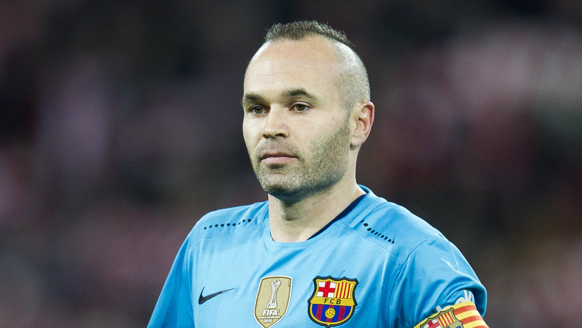 Andres Iniesta, reprezentant Hiszpanii i zawodnik FC Barcelona, podczas wtorkowego spotkania z Arsenalem Londyn zaprezentował swoją nową fryzurę. Gracz na czubku głowy zostawił trochę dłuższe włosy niż po bokach, co rozbawiło internautów.