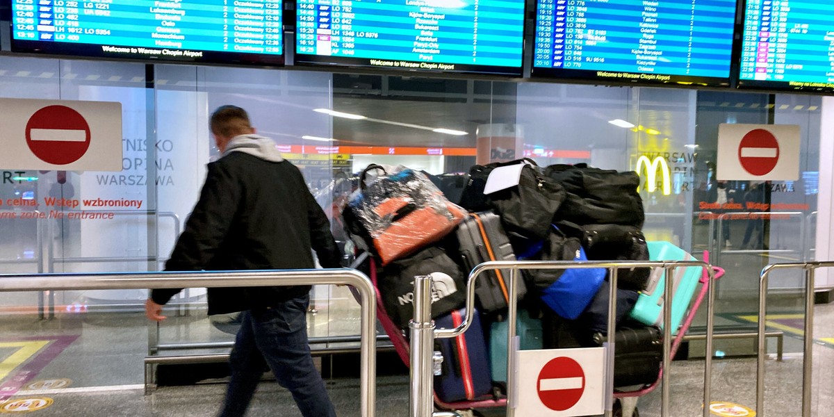 Lotnisko Chopina wciąż nie może odbić się po pandemii, ale sytuacja jest coraz bardziej optymistyczna. Port właśnie zanotował najlepszy miesięczny wynik od marca 2020 r.