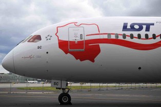 Morawiecki: PLL LOT otrzymały samoloty umożliwiające rozwój i ekspansję przewoźnika