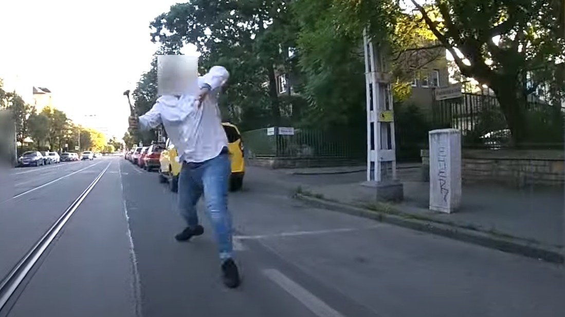 Kalapáccsal támadt a begőzölt taxis egy kerékpárosra Budapesten: videón a meghökkentő eset, ami után bepöccent a férfi