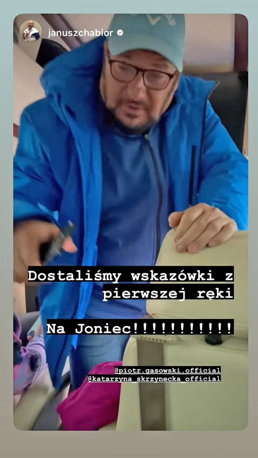 Piotr Gąsowski w drodze na spektakl.