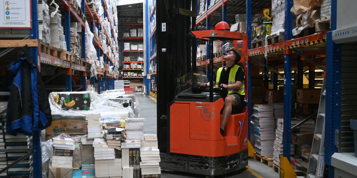 Ponieważ rośnie e-handel, potrzeba coraz więcej pracowników do logistyki. 