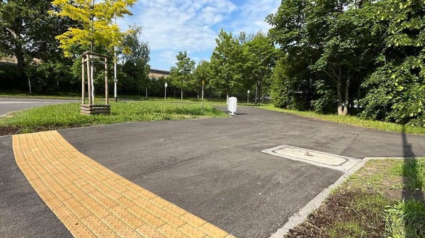 Nowy chodnik na Brochowie z płytkami STOP