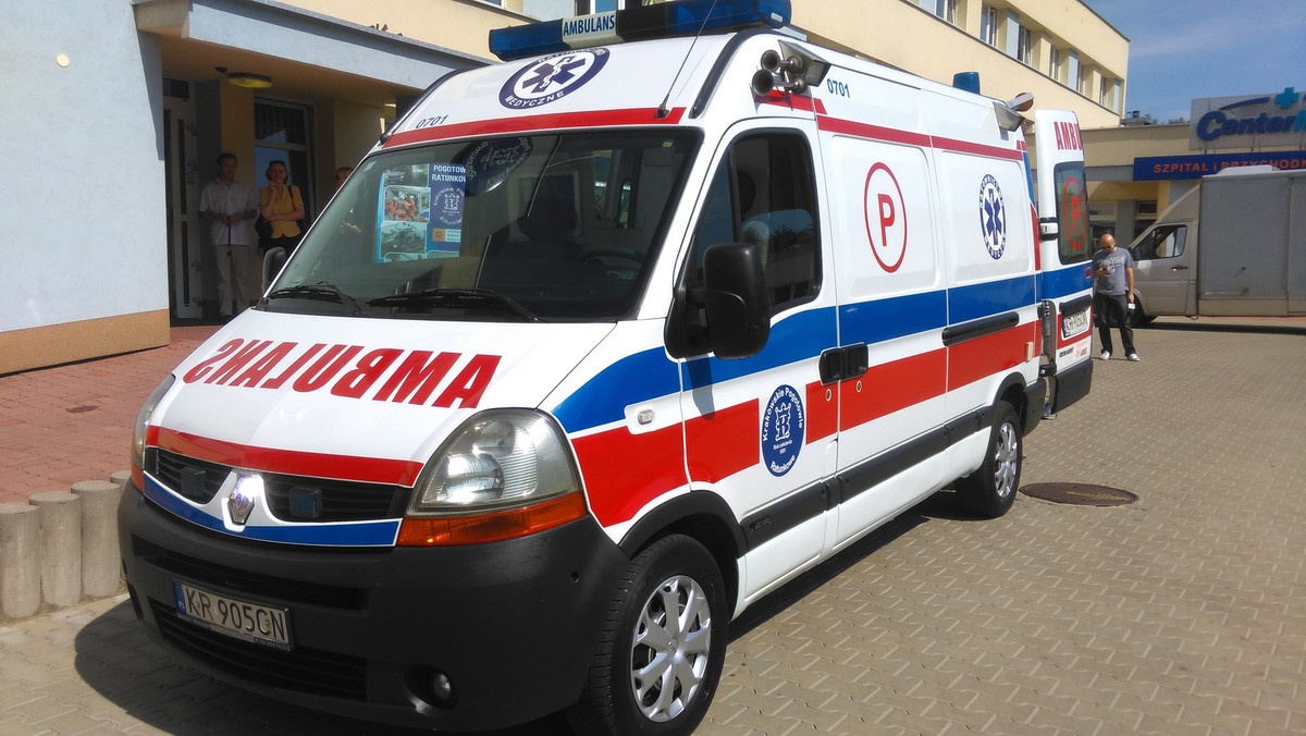 Krakowskie Pogotowie Ratunkowe przekazało dzisiaj ambulans wraz z wyposażeniem ukraińskiej jednostce ratownictwa medycznego w Iwano-Frankiwsku. To kolejny etap pomocy dla ukraińskich kolegów, z którymi krakowskie pogotowie współpracuje już od paru lat. - Kiedyś pomagano nam, teraz my możemy pomagać innym – mówi Małgorzata Popławska, dyrektor Krakowskiego Pogotowia Ratunkowego.