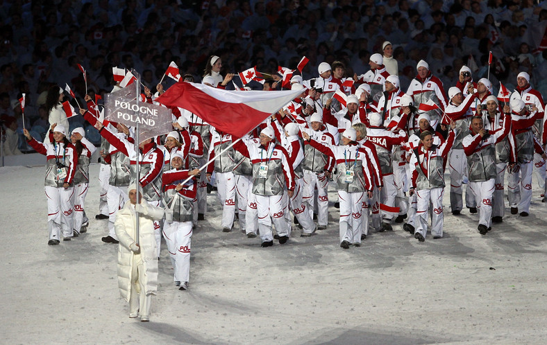 Reprezentacja Polski na igrzyskach w Vancouver, w 2010 r. Konrad Niedźwiedzki jako chorąży