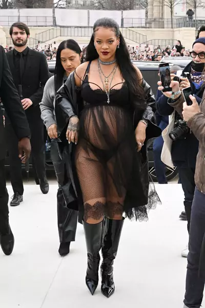 Rihanna 1 marca 2022 r. podczas paryskiego Tygodnia Mody — pokaz kolekcji Diora na jesień/zimę 2022 / Getty Images