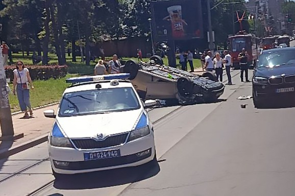 (FOTO) AUTO ZAVRŠIO NA KROVU NASRED ŠINA Saobraćajna nesreća na Banovom brdu, okolnosti nepoznate, tramvaji ne idu