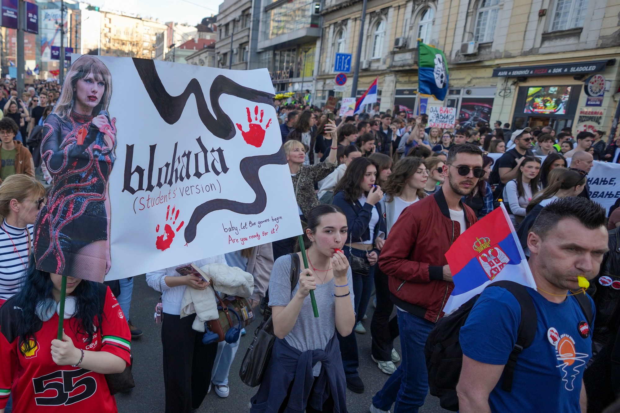 Študenti a občania protestujú proti smrti 15 ľudí, ktorí zahynuli pri novembrovom zrútení prístrešku železničnej stanice v Belehrade.