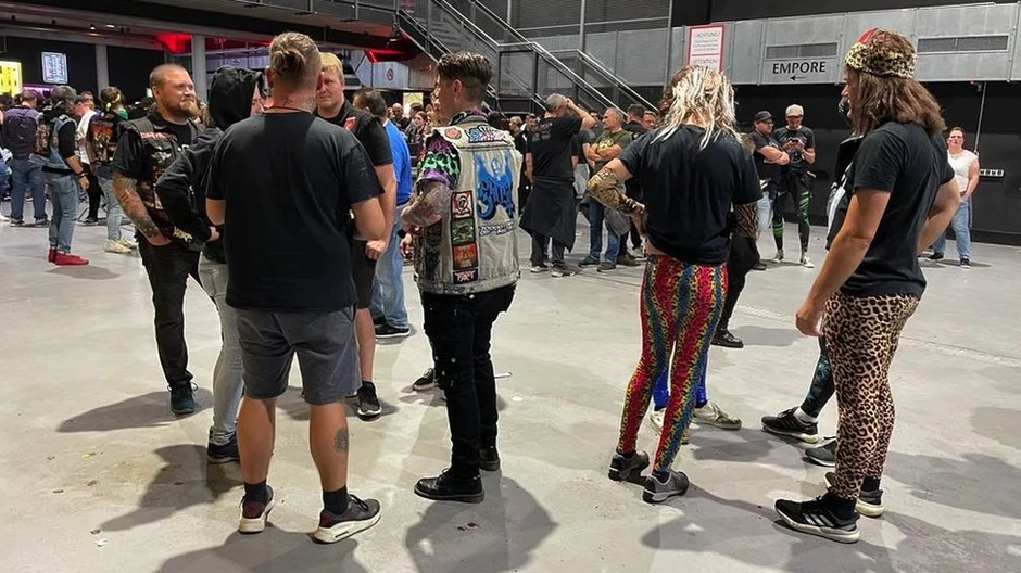 Pojedini ljubitelji benda su se obukli u glem metal stilu | Foto: Nemanja Mitrović