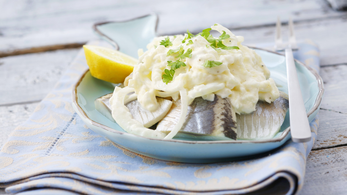 Sylwester to czas na szalone przystawki i niezwykłe przekąski. Nie masz jeszcze pomysłu na menu sylwestrowe? Koniecznie wypróbuj nasze przepisy. Nocna zabawa, taniec i ruch sugerują, że potrawy powinny być lekkie i wygodne w formie podania. Prezentujemy tanie, szybkie i proste przepisy na dania sylwestrowe ze śledziem w roli głównej. Zainspiruj się pomysłami na smaczne potrawy i zaskocz gości podczas imprezy sylwestrowej.