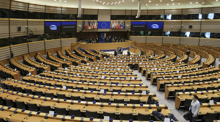Az Európai Parlamentnek751 tagja van, 28 tagállam delegál képviselőket. Most alig páran jelentek meg az ülésen. / Fotó: MTI EPA Oliver Hoslet 