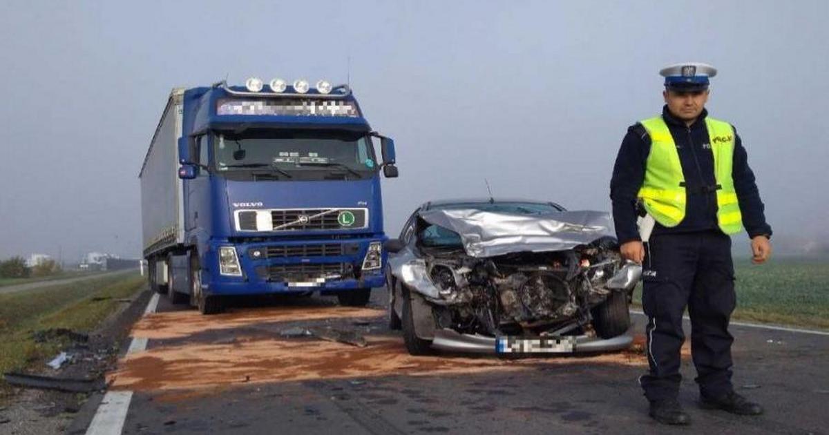 Wypadek w Zaleszanach. Peugeot zderzył się z ciężarowym volvo