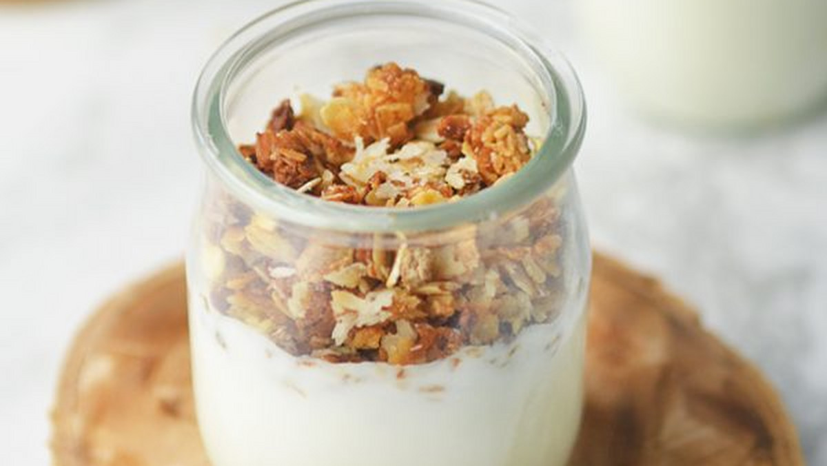 Lubicie lekkie i zdrowe śniadania? Koniecznie wypróbujcie ten przepis! Cudownie chrupiąca granola z kokosem w roli głównej. Podana z jogurtem połączonym z mleczkiem kokosowym z pewnością pozytywnie nastroi Was na resztę dnia!