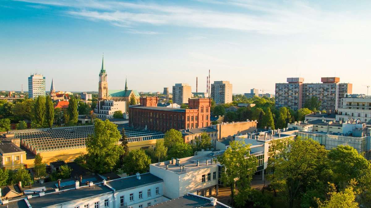 Łódzkie detale architektoniczne doczekały się nie tylko pierwszego w kraju przewodnika, ale także chodnikowych pomników. Pierwsze płyty promujące szlaki: Atlasów i Kariatyd oraz Detali ulicy Piotrkowskiej wmurowano w chodnik u wejścia do OFF Piotrkowskiej.