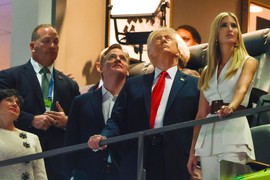 Ceo svet gleda kako se za fudbalsku utakmicu obukla IVANKA TRAMP i evo da li je KIKSNULA kao nikad u životu! Fotke iz TRAMPOVE LOŽE obilaze svet, MELANIJA TRAMP IZVISILA