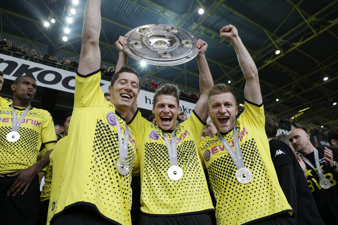Rok 2012. Robert Lewandowski, Łukasz Piszczek i Jakub Błaszczykowski cieszą się z tytułu mistrza Niemiec.