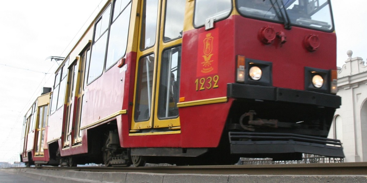 Tramwaj ciągnął ją przez kilkadziesiąt metrów. Dostała mandat