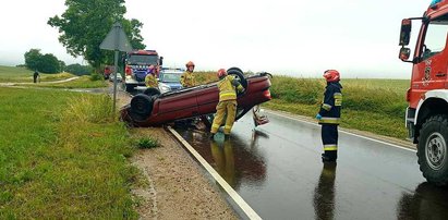 Kierowca dachował oplem. Policjanci szybko odkryli, co było nie tak!