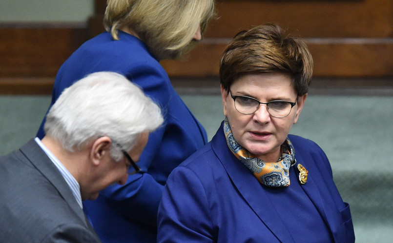 Premier Beata Szydło (P) oraz minister spraw zagranicznych Witold Waszczykowski (L) podczas posiedzenia Sejmu