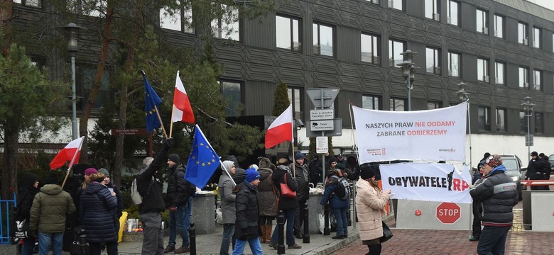 Przed Sejmem kilka osób, na sali plenarnej - posłowie opozycji. Policja wycofała swoje siły
