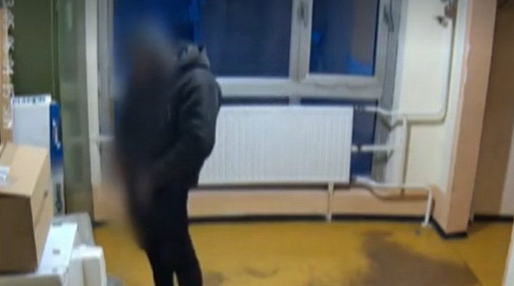 Összepisálta a panelház folyosóját majd ellopott egy pár cipőt egy ismeretlen férfi Székesfehérváron / Fotó: TV2