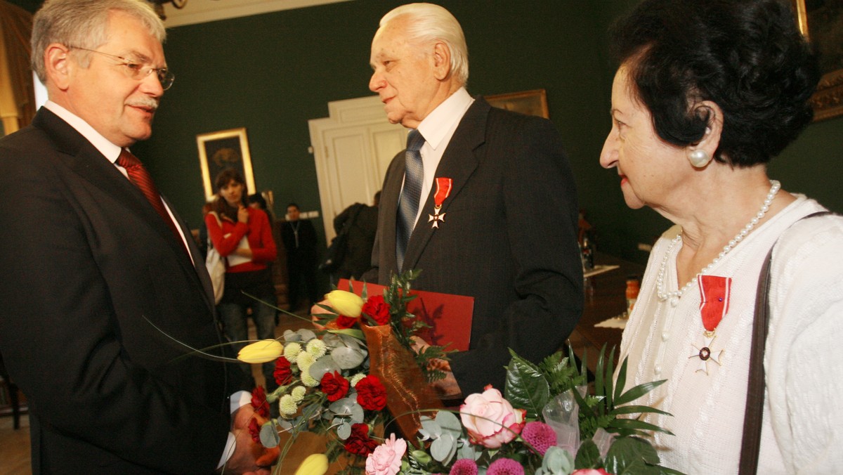 Irena i Julian Włosikowie, rodzice Bogdana Włosika, młodego hutnika zastrzelonego przez funkcjonariusza SB w 1982 roku, zostali odznaczeni w poniedziałek Krzyżami Kawalerskimi Orderu Odrodzenia Polski.