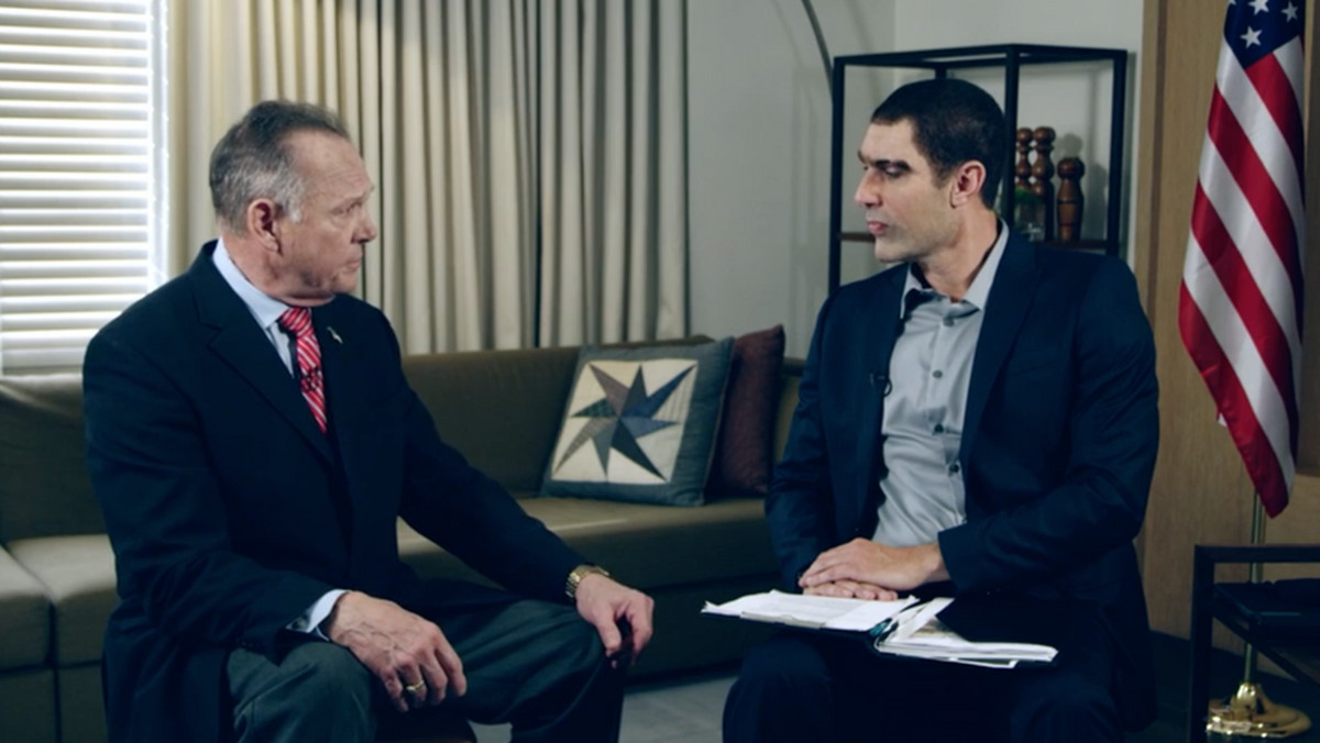 Sacha Baron Cohen, którego najnowszy program "Who is America?" wywołał w USA wiele kontrowersji, został pozwany o zniesławienie. Sprawę do sądu wniósł polityk Roy Moore, który wziął udział w satyrycznej produkcji. Domaga się odszkodowania w wysokości 95 mln dol.