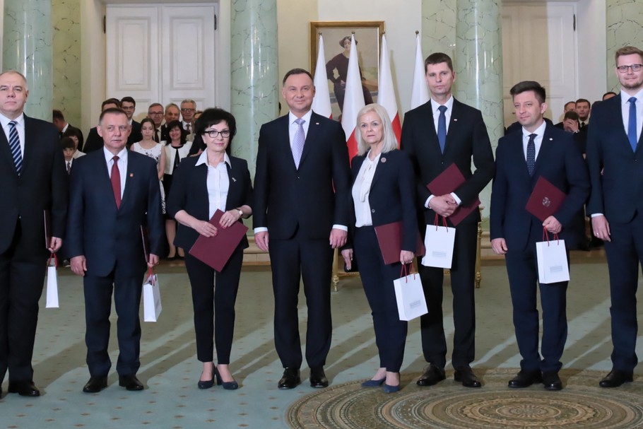 Prezydent Andrzej Duda oraz nowo powołani ministrowie - Jacek Sasin, Marian Banaś, Elżbieta Witek, Bożena Borys-Szopa, Dariusz Piontkowski, Michał Dworczyk i Michał Woś. Warszawa, 4 czerwca 2019 r.