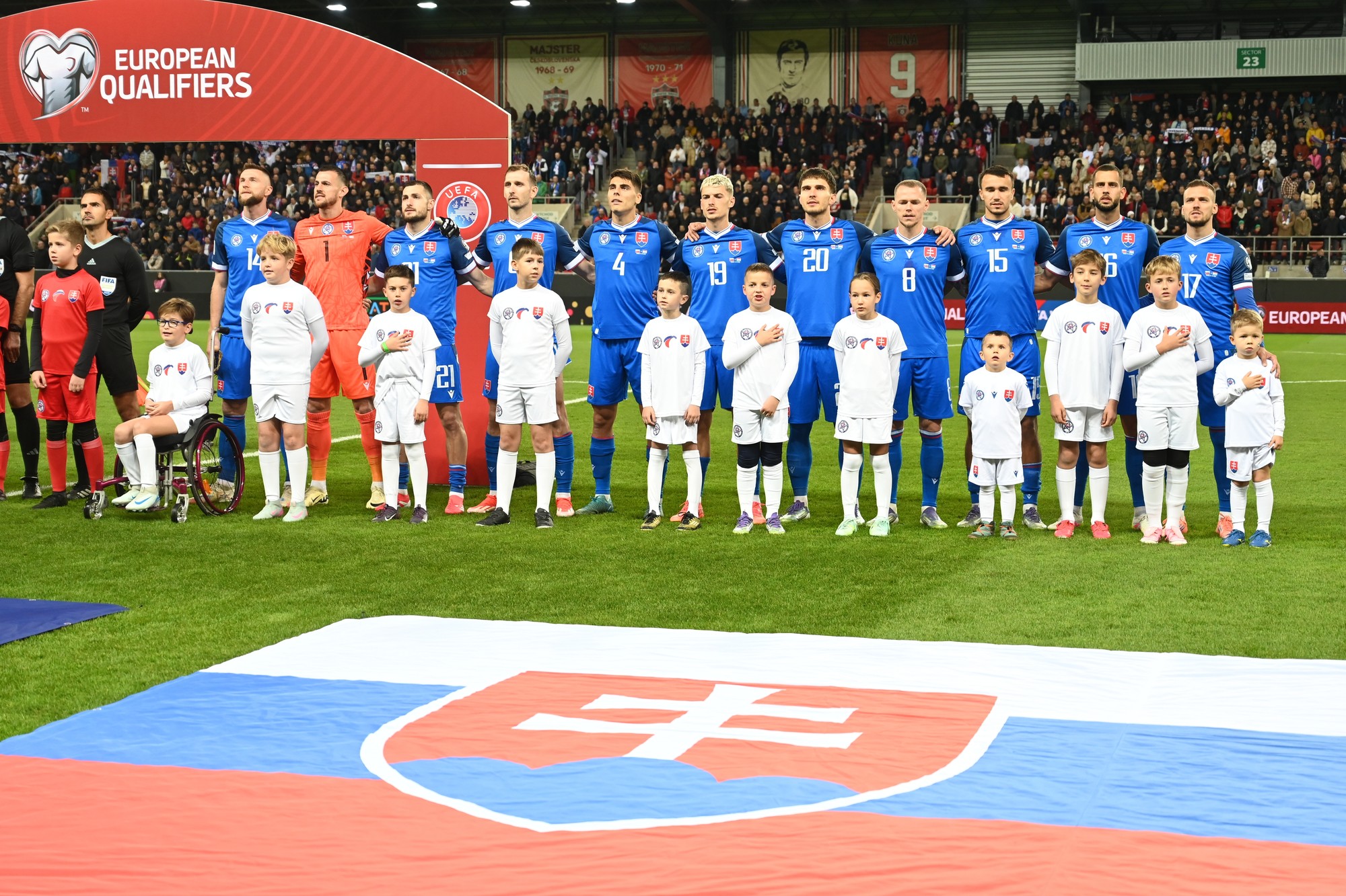 Hráči Slovenska pred zápasom s Luxemburskom.