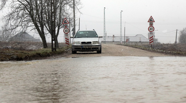 Több utat is le kellett zárni a Sajó áradása miatt. /Fotó: MTI/Vajda János