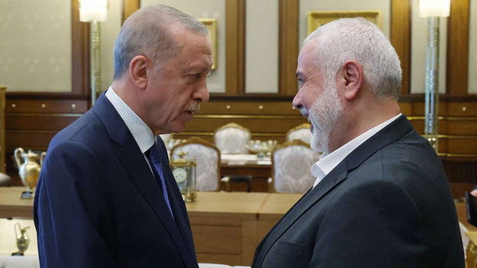 Prezydent Turcji Recep Tayyip Erdogan z przywódcą Hamasu Ismailem Haniyehem podczas spotkania w Ankarze, Turcja, 26 lipca 2023 r.
