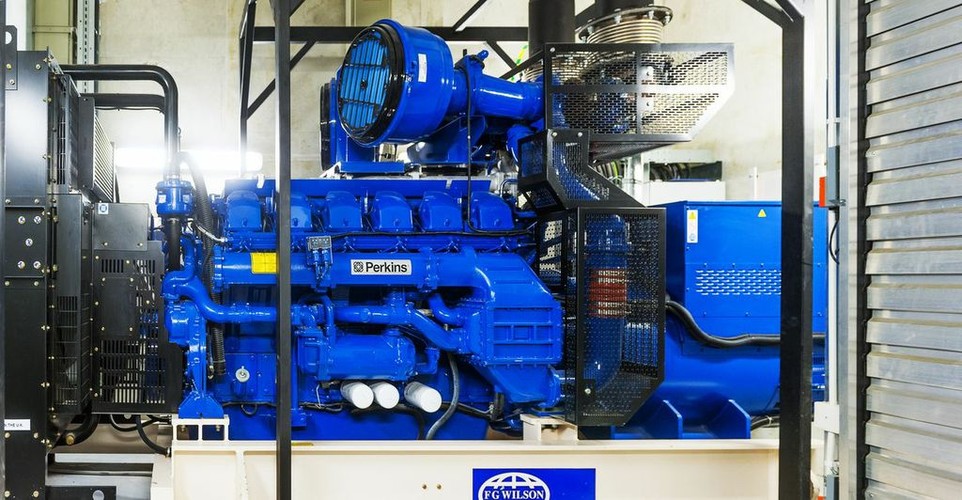 – Biorąc pod uwagę fakt, że w podobnych instalacjach z listy Top500 współczynnik ten kształtuje się zazwyczaj w przedziale od ok. 60% do ponad 80%, to nasz rezultat już teraz jest bardzo dobrym wynikiem. Spodziewamy się jednak, że dzięki doborowi optymalnych parametrów narzędzi testujących oraz ustaleniu idealnej konfiguracji sieci i środowiska systemowego w ciągu najbliższych tygodni uda nam się uzyskać wyniki jeszcze wyższe – podkreśla.