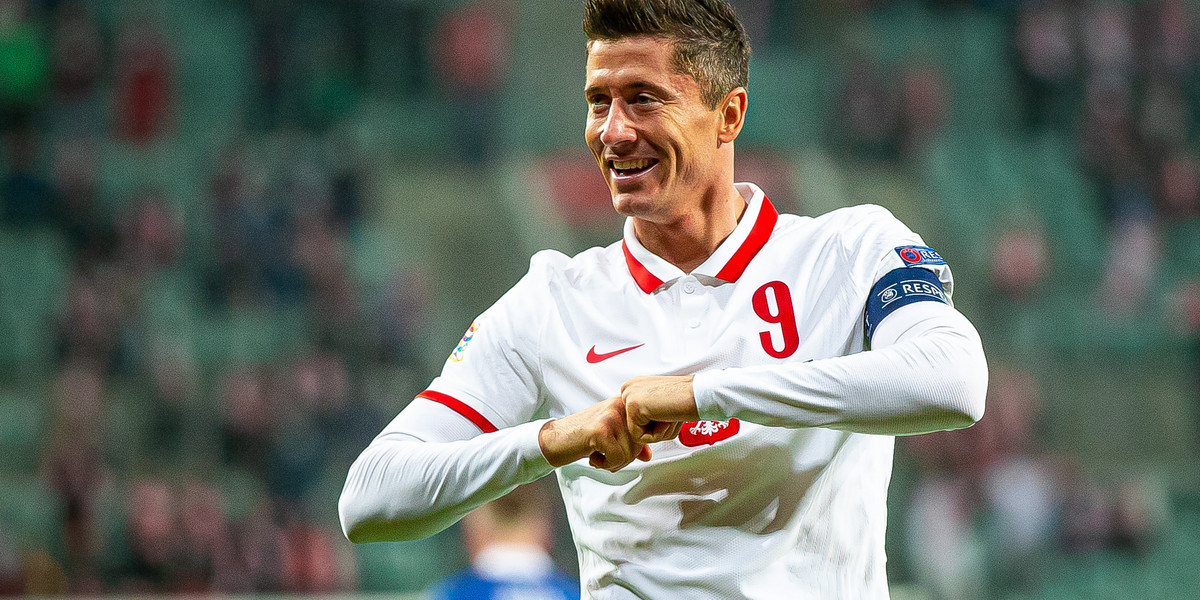 Robert Lewandowski pręży muskuły po porannym treningu na siłowni. Zrzuca świąteczne kilogramy? 