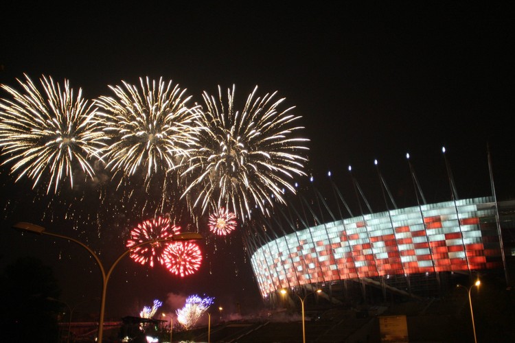 Illuminacja Stadionu Narodowego w Warszawie. Zdjęcie z dnia 27 sierpnia 2011 roku